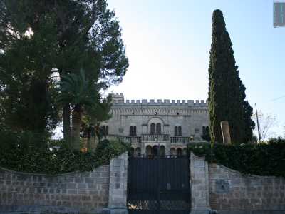 Di fronte a Meo Evoli si trova un�altra antica struttura: si tratta dell�ottocentesca villa Siciliani